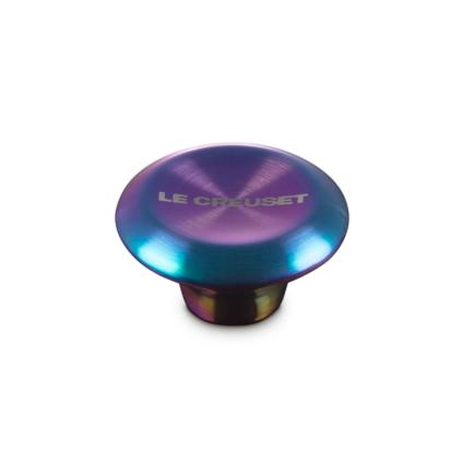 Úchyt na poklici SIGNATURE 5,7 cm, duhová, nerezová ocel, Le Creuset
