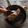Steak s máslem a tymiánem na ocelové pánvi