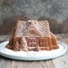 Forma na pečení GINGERBREAD HOUSE BUNDT, perníková chaloupka, stříbrná, Nordic Ware