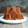 Forma na pečení GINGERBREAD HOUSE BUNDT, perníková chaloupka, stříbrná, Nordic Ware