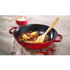 Wok 30 cm, višňová, litina, Staub