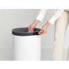 kos na pradlo s plastovym vikem brabantia bily 60 l 4