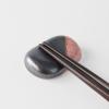Oblázek na odložení hůlek PEBBLE BLACK 4,5 cm, černá/oranžová, keramika, MIJ