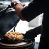 Gril na dřevěné uhlí M 38 cm,  + pojízdný stůl + ConvEGGtor + pohrabáč, zelená, Big Green Egg