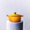 Kastrol SIGNATURE 24 cm, 4,2 l, NECTAR, litina, Le Creuset