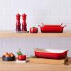 Zapékací mísa HERITAGE 26 cm, 2,4 l, CERISE, kamenina, Le Creuset