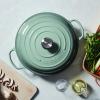 Kastrol SIGNATURE 26 cm, 2,2 l, SEA SALT, litina, Le Creuset