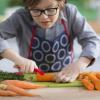 Škrabka na zeleninu LE PETIT CHEF, červená, bukové dřevo, Opinel