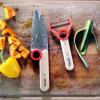 Škrabka na zeleninu LE PETIT CHEF, červená, bukové dřevo, Opinel
